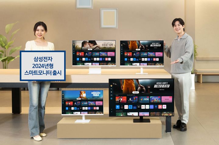 [서울=뉴시스]삼성전자 모델이 삼성스토어 청담점에서 홈 라이프 활용성을 강화한 2024년형 스마트모니터를 소개하고 있다. (사진=삼성전자 제공) photo@newsis.com *재판매 및 DB 금지