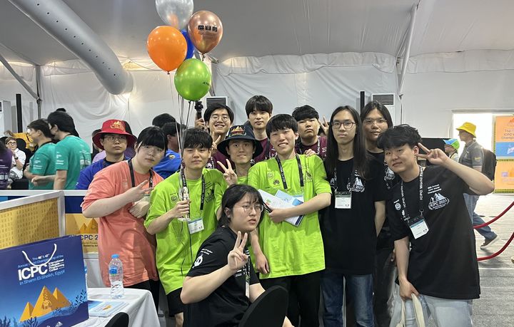 [서울=뉴시스] 제46회 및 47회 국제 대학생 프로그래밍 경시대회 종료 직후 숭실대, 서울대, KAIST 학생들이 기념촬영을 하고 있다. (사진=숭실대 제공) *재판매 및 DB 금지