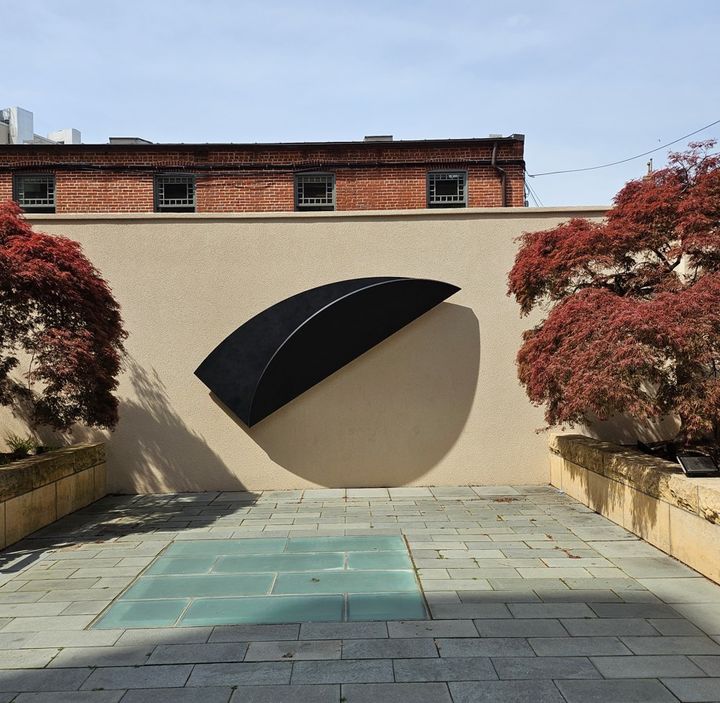  필립스컬렉션 정원인 헌터 코트야드(Hunter Courtyard)에 설치된 엘스워스 캘리의 ‘무제’. 사진=이한빛] *재판매 및 DB 금지