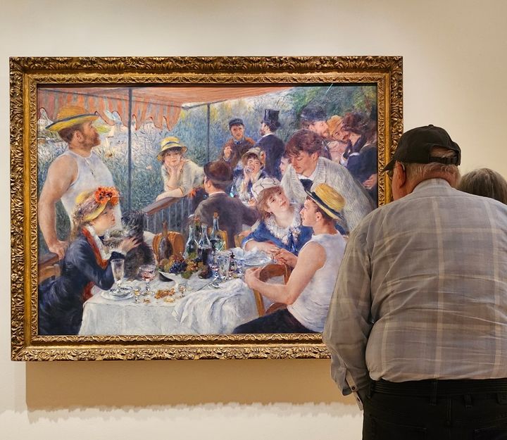 르누아르 작 ‘선상 위의 오찬’을 감상하는 관객들. 사진=이한빛 *재판매 및 DB 금지