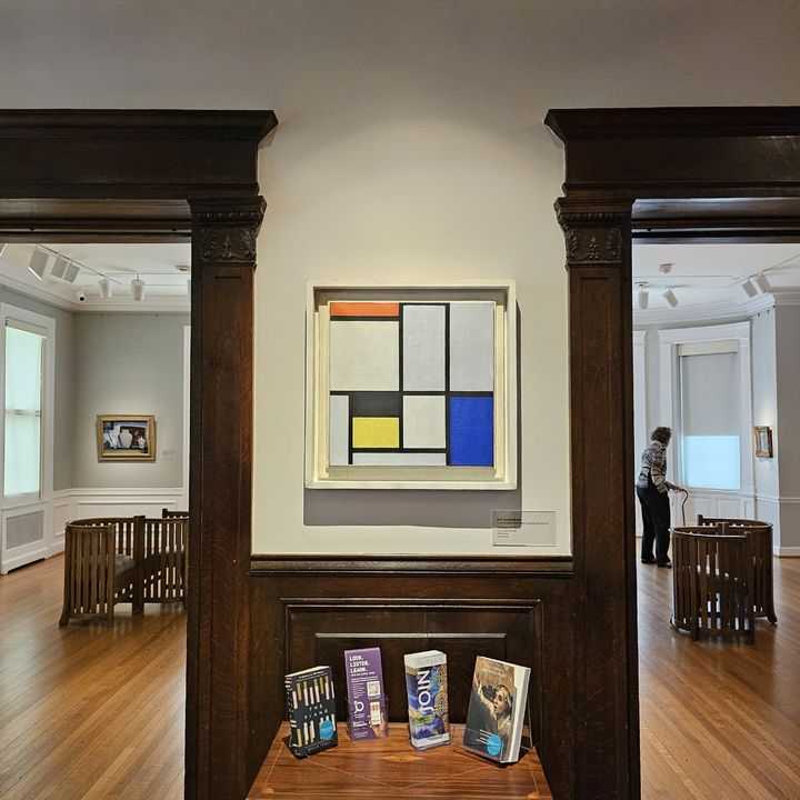 살던 집을 미술관으로 바꿔서 일까. 미술관이 아니라 슈퍼리치의 프라이빗 컬렉션을 보는 듯한 느낌이 든다. 방으로 향하는 복도엔 몬드리안의 작품이 아무렇지 않게 걸려있다. 사진=이한빛] *재판매 및 DB 금지