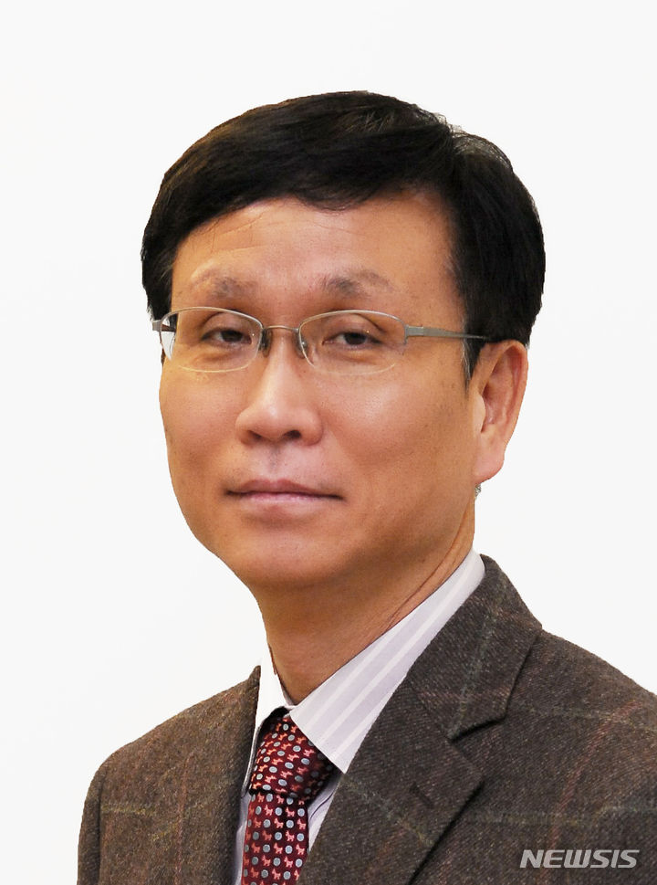 [창원=뉴시스]22일 한국재료연구원 제7대 원장으로 취임한 최철진 박사.(사진=한국재료연구원 제공) 2024.04.22. photo@newsis.com