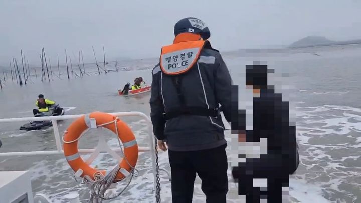 [목포=뉴시스] 목포해경이 21일 오후 3시 47분께 신안군 비금도 동쪽 약 1.8㎞ 연안에서 고립된 수상오토바이 탑승 관광객들을 구조하고 있다. (사진 = 목포해양경찰서 제공) 2024.04.22. photo@newsis.com *재판매 및 DB 금지