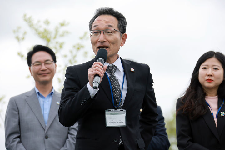 지난 20일 고창 공음면 학원농장에서 열린 '제21회 고창 청보리밭 축제', 고창군과 우호도시로 협력관계를 키워가고 있는 일본 시만토정의 방문단이 축제 개막을 축하하고자 방문했다. 시만토정의 아마와키 미쓰야키 교육장이 인사말을 하고 있다. *재판매 및 DB 금지