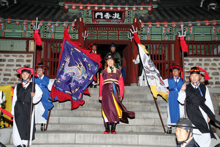 [밀양=뉴시스] 안지율 기자 = 안병구 경남 밀양시장이 21일 오후 내일동 국보 영남루와 밀양관아 일원에서 열린 문화유산야행에서 밀양부사 납시오 행사를 하고 있다. (사진=밀양시 제공) 2024.04.22. photo@newsis.com *재판매 및 DB 금지