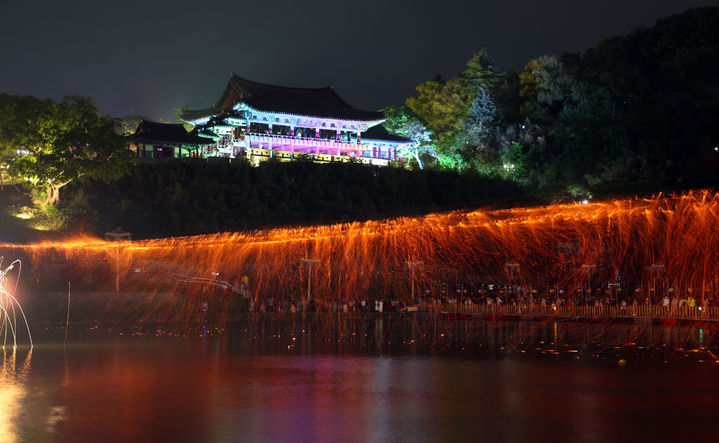 [밀양=뉴시스] 21일 오후 경남 밀양시 내일동 국보 영남루 일원에서 열린 문화유산야행에서 응천강 어화줄불놀이가 열리고 있다. (사진=밀양시 제공) 2024.04.22. photo@newsis.com *재판매 및 DB 금지