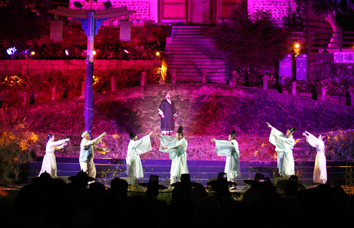 [밀양=뉴시스] 21일 오후 경남 밀양시 내일동 국보 영남루 일원에서 열린 문화유산야행에서 응천아리랑 공연이 열리고 있다. (사진=밀양시 제공) 2024.04.22. photo@newsis.com *재판매 및 DB 금지