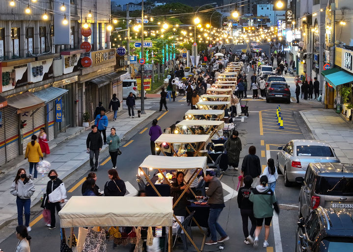 [밀양=뉴시스] 21일 오후 경남 밀양시 내일동 국보 영남루 일원에서 열린 문화유산야행에서 주작대로 장시 행사가 열리고 있다. (사진=밀양시 제공) 2024.04.22. photo@newsis.com *재판매 및 DB 금지