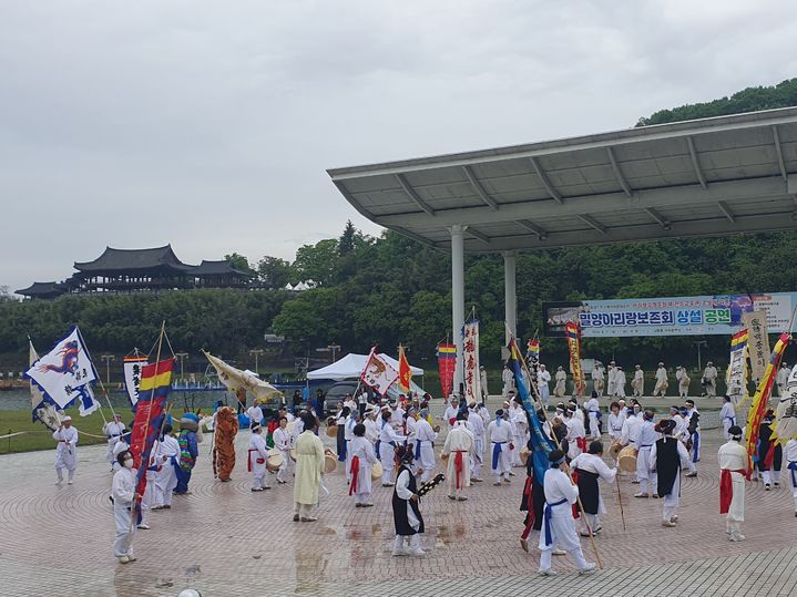 [밀양=뉴시스] 밀양시가 도시재생사업과 연계한 무형문화재 무안용호놀이 상설공연이 열리고 있다. (사진=밀양시 제공) 2024.04.22. photo@newsis.com *재판매 및 DB 금지