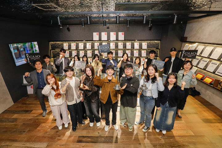 [부산=뉴시스] 동서대학교는 '광고계의 아카데미상'으로 불리는 '클리오 어워즈'(CLIO AWARDS)에서 최고상인 금상(Gold Award) 1개팀과 동상(Bronze Award) 2개팀, 본상(Shortlist) 8개팀이 수상했다고 22일 밝혔다. (사진=동서대 제공) *재판매 및 DB 금지