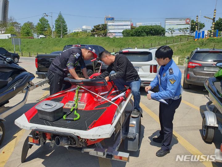 [포항=뉴시스] 안병철 기자 = 지난해 포항해양경찰서가 동력수상레저기구를 대상으로 실시한 무상점검 모습. (사진=포항해양경찰서) 2024.04.22. photo@newsis.com