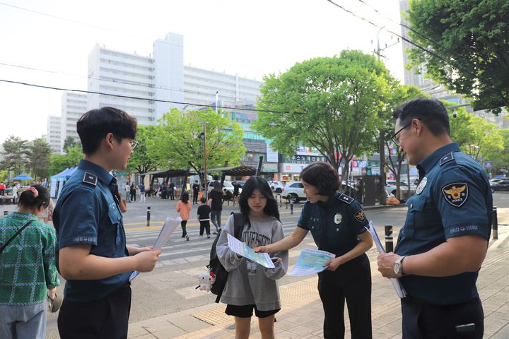 [대구=뉴시스] 대구 수성경찰서는 청소년 관련 기관과 함께 도박 예방을 위한 캠페인을 진행했다고 22일 밝혔다. (사진=대구 수성경찰서 제공) 2024.04.22. photo@newsis.com *재판매 및 DB 금지