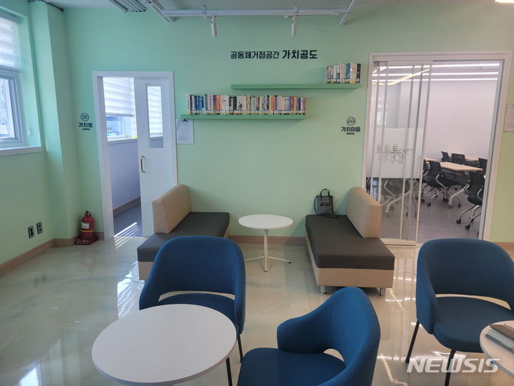 [안성=뉴시스] 안성시 공도버스터미널 2층에 마련된 공동체 거점공간 가치공도 내부 모습. (사진=안성시 제공) 2024.04.22. photo@newsis.com 