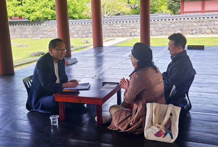 [제주=뉴시스] 강병삼(왼쪽) 제주시장이 지난 20일 제주목 관아에서 현장민원실 ‘동병삼련’을 열어 시민들과 소통하고 있다. (사진=제주시 제공) 2024.04.22. photo@newsis.com *재판매 및 DB 금지