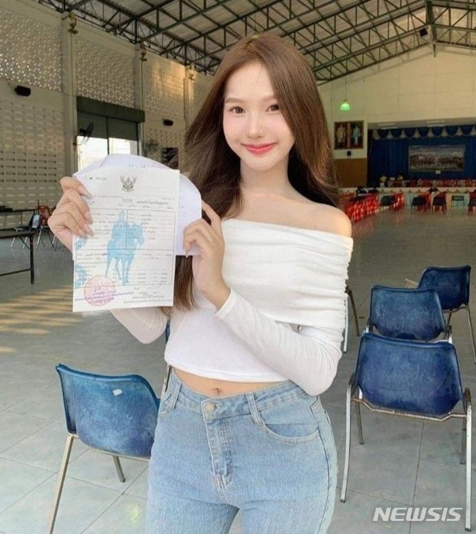 [서울=뉴시스] 최근 태국의 한 징병 검사장에 미모의 여성들이 나타나 화제가 되고 있다. (사진=온라인 커뮤니티 캡처)