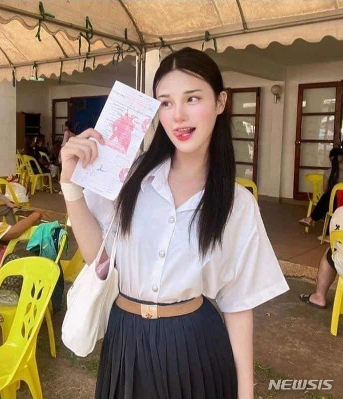 [서울=뉴시스] 최근 태국의 한 징병 검사장에 미모의 여성들이 나타나 화제가 되고 있다. (사진=온라인 커뮤니티 캡처)