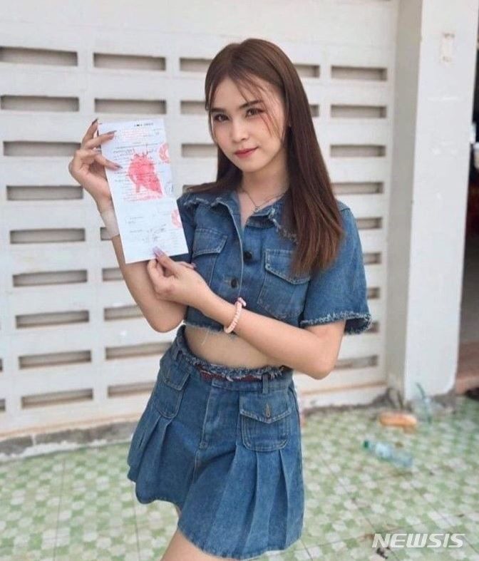 [서울=뉴시스] 최근 태국의 한 징병 검사장에 미모의 여성들이 나타나 화제가 되고 있다. (사진=온라인 커뮤니티 캡처)