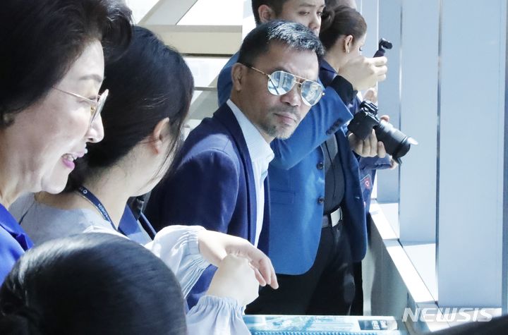 [인천=뉴시스] 김동영 기자 = 필리핀 복싱선수이자 정치인인 이매뉴엘 다피드란 파퀴아오(Emmanuel Dapidran Pacquiao)가 22일 오후 인천 연수구 송도국제도시 G타워 전망대를 찾아 인천경제자유구역청 관계자의 설명을 듣고 있다. 2024. 4.22. dy0121@newsis.com 