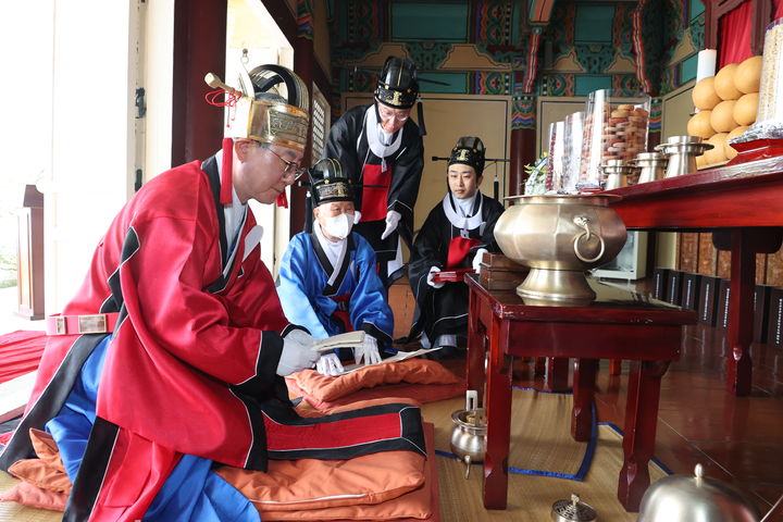 [의령=뉴시스]오태완의령군수 추모제향.2024.04.22.(사진=의령군 제공) photo@newsis.com *재판매 및 DB 금지