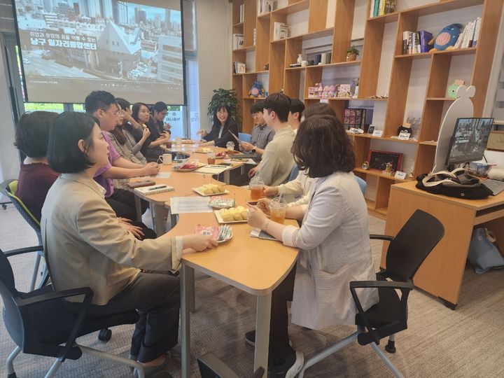 [울산=뉴시스] 울산시 남구가 남구 일자리종합센터 1층에 취업과 창업을 준비하는 주민들을 위한 커뮤니티 공간인 '꿈틀 라운지'를 조성했다. (사진=울산 남구 제공) 2024.04.22. photo@newsis.com *재판매 및 DB 금지