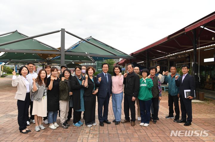 [완주=뉴시스] 유희태 완주군수가 22일 고산미소시장을 방문해 새로운 임원진을 구성한 상인회 30여 명과 간담회를 진행하고 기념촬영을 하고 있다. 2024.04.22 *재판매 및 DB 금지