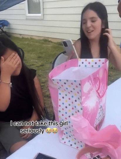 해외에서 K-푸드에 대한 인기가 높아지면서 한 외국인 소녀가 생일 선물을 받는 영상이 화제가 됐다(사진= 틱톡 갈무리) *재판매 및 DB 금지 *재판매 및 DB 금지