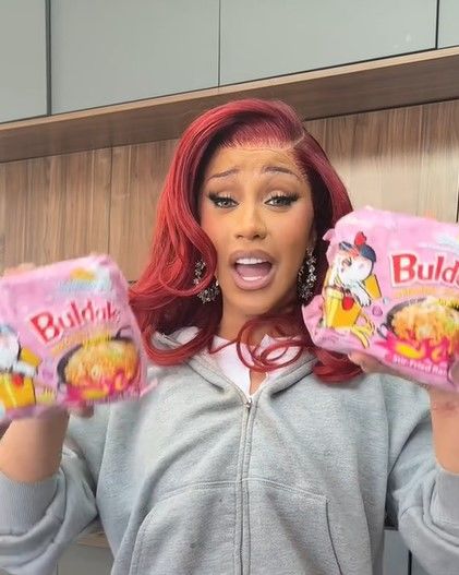 [서울=뉴시스] 유명 래퍼 카디비가 틱톡을 통해 까르보불닭볶음면을 먹는 장면을 공개했다(사진= 카다비 틱톡 갈무리) *재판매 및 DB 금지