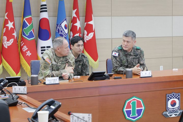 [서울=뉴시스] 22일 지작사령관 손식 대장이 신임 미8군사령관 크리스토퍼 라니브 중장과 대비태세와 연합 지상작전수행 능력 향상 등을 논의 하고 있다. (사진=지상작전사령부 제공) 2024.04.22. photo@newsis.com *재판매 및 DB 금지