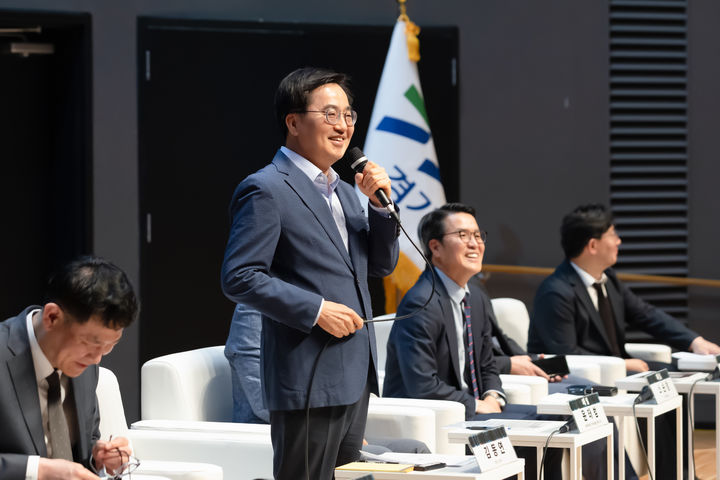 [수원=뉴시스] 김동연 경기도지사가 22일 오후 경기도청 다산홀에서 열린 정책과 대화 제2차 포럼에서 패널들 질의에 답변을 하고 있다. (사진=경기도 제공) 2024.04.22. photo@newsis.com *재판매 및 DB 금지