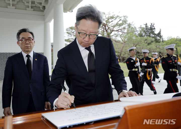 [서울=뉴시스] 최동준 기자 = 정재호 주중대사가 22일 재외공관장 회의 시작을 앞두고 서울 동작구 국립서울현충원에서 참배를 마치고 방명록 작성을 하고 있다. 2024.04.22. photocdj@newsis.com