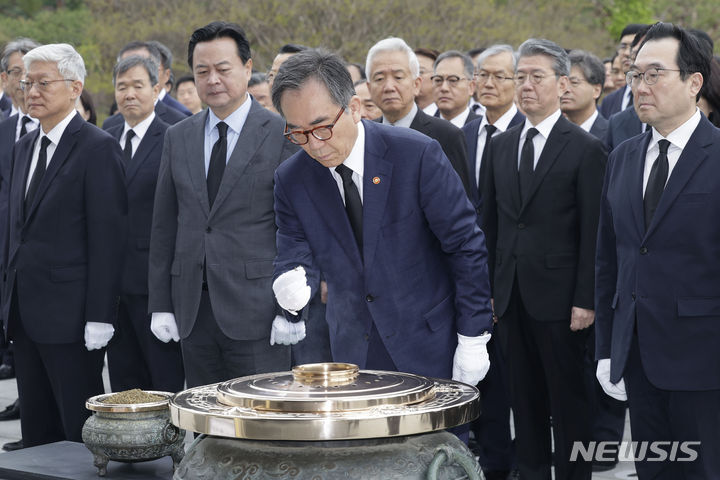 [서울=뉴시스] 최동준 기자 = 조태열 외교부 장관이 22일 재외공관장 회의 시작을 앞두고 서울 동작구 국립서울현충원 현충탑에서 분향하고 있다. 2024.04.22. photocdj@newsis.com