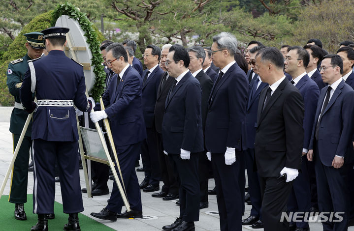 [서울=뉴시스] 최동준 기자 = 조태열 외교부 장관을 비롯한 재외공관장들이 22일 재외공관장 회의 시작을 앞두고 서울 동작구 국립서울현충원 현충탑에서 헌화하고 있다. 2024.04.22. photocdj@newsis.com