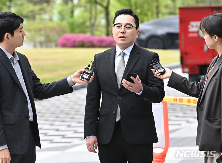 [수원=뉴시스] 김종택기자 = '경기도 법카 유용 의혹' 제보자 조명현씨가 22일 경기도 수원시 영통구 수원지방법원에서 열린 공직선거법 위반 혐의로 기소된 이재명 더불어민주당 대표의 배우자 김혜경씨의 공판에 증인으로 출석하며 취재진의 질문에 답하고 있다. 2024.04.22. jtk@newsis.com