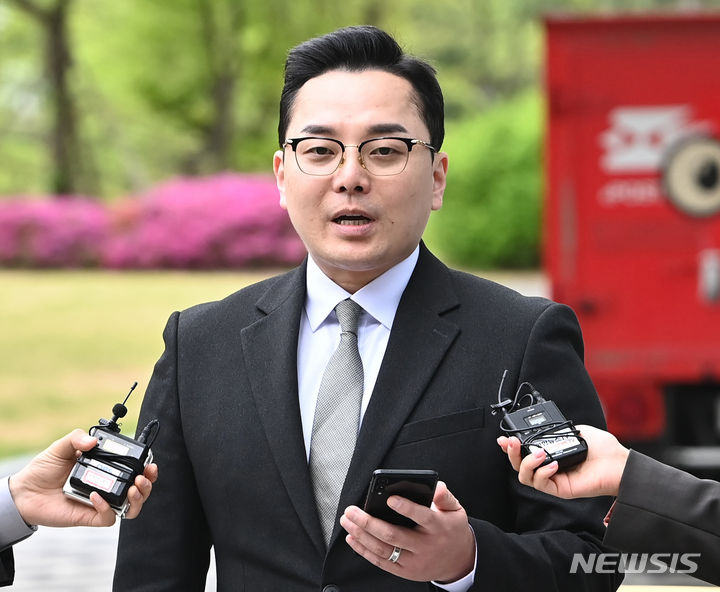 [수원=뉴시스] 김종택기자 = '경기도 법카 유용 의혹' 제보자 조명현씨가 22일 경기도 수원시 영통구 수원지방법원에서 열린 공직선거법 위반 혐의로 기소된 이재명 더불어민주당 대표의 배우자 김혜경씨의 공판에 증인으로 출석하며 취재진의 질문에 답하고 있다. 2024.04.22. jtk@newsis.com