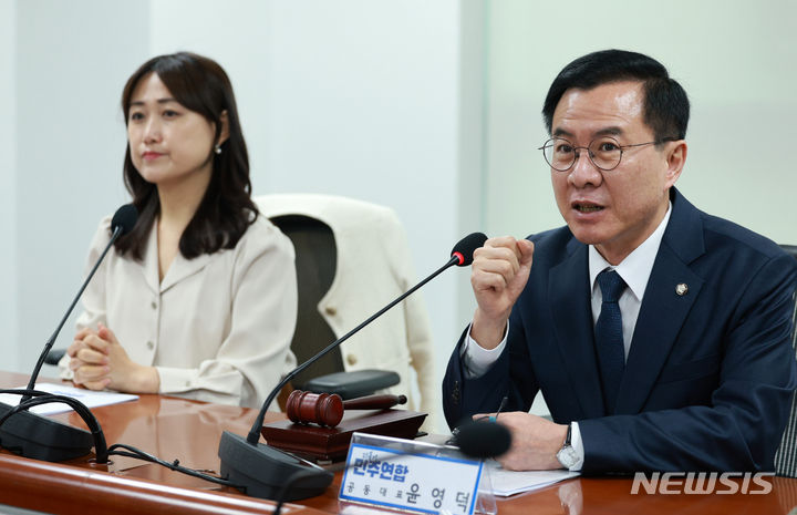 [서울=뉴시스] 고범준 기자 = 윤영덕 더불어민주연합 공동대표가 22일 오전 서울 여의도 국회 의원회관에서 열린 제7차 최고위원회의에서 발언하고 있다. 왼쪽은 백승아 공동대표. 2024.04.22. bjko@newsis.com