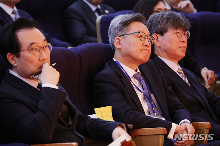 [서울=뉴시스] 김명원 기자 = 러시아 외무부가 음력설을 지내는 국가 대사들을 초청해 연회를 가진 가운데, 한국과 북한 대사가 참석한 것으로 전해졌다. 이도훈(왼쪽) 주러시아대사가 지난해 4월 22일 오전 서울 종로구 정부서울청사 별관에서 열린 재외공관장회의 개회식에 참석해 조태열 외교부 장관의 개회사를 듣고 있는 모습. 2025.02.14. kmx1105@newsis.com