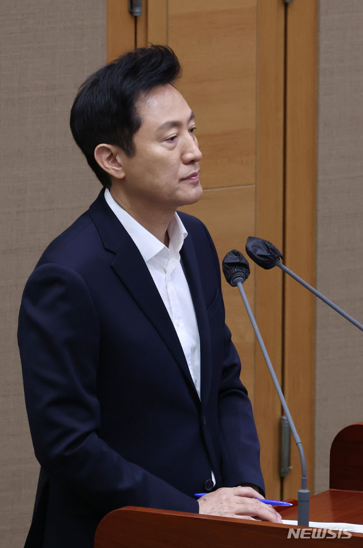 [서울=뉴시스] 고승민 기자 = 오세훈 서울시장이 지난 22일 서울시의회에서 열린 제323회 서울시의회 임시회 제2차 본회의에서 송경택 국민의힘 시의원 질의를 듣고 있다. 2024.04.22. kkssmm99@newsis.com