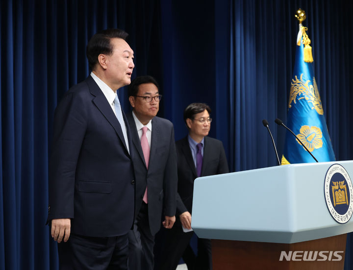 [서울=뉴시스] 조수정 기자 = 윤석열 대통령이 22일 오전 서울 용산 대통령실 청사에서 정진석(왼쪽 두번째) 국민의힘 의원 신임 비서실장 임명 발표를 위해 함께 입장하고 있다. 맨 오른쪽은 이관섭 비서실장. 2024.04.22. chocrystal@newsis.com