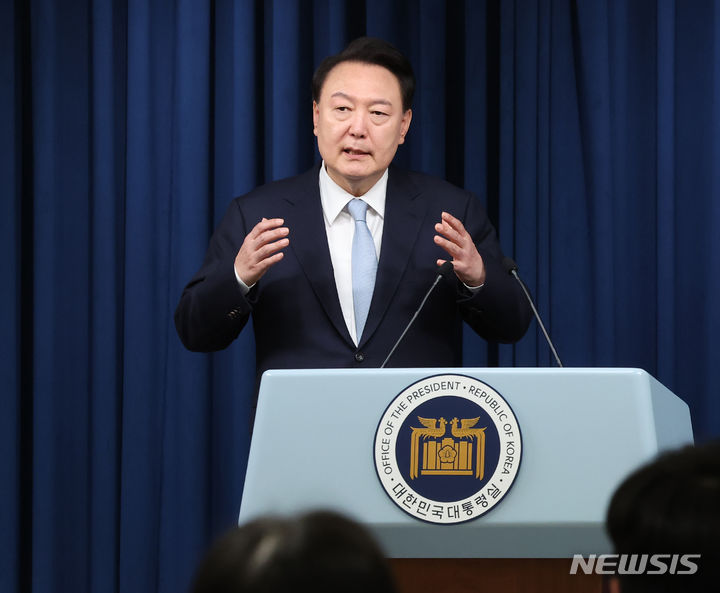 [서울=뉴시스] 조수정 기자 = 윤석열 대통령이 22일 오전 서울 용산 대통령실 청사에서 정진석 국민의힘 의원의 신임 비서실장 임명 발표를 하고 있다. 2024.04.22. chocrystal@newsis.com