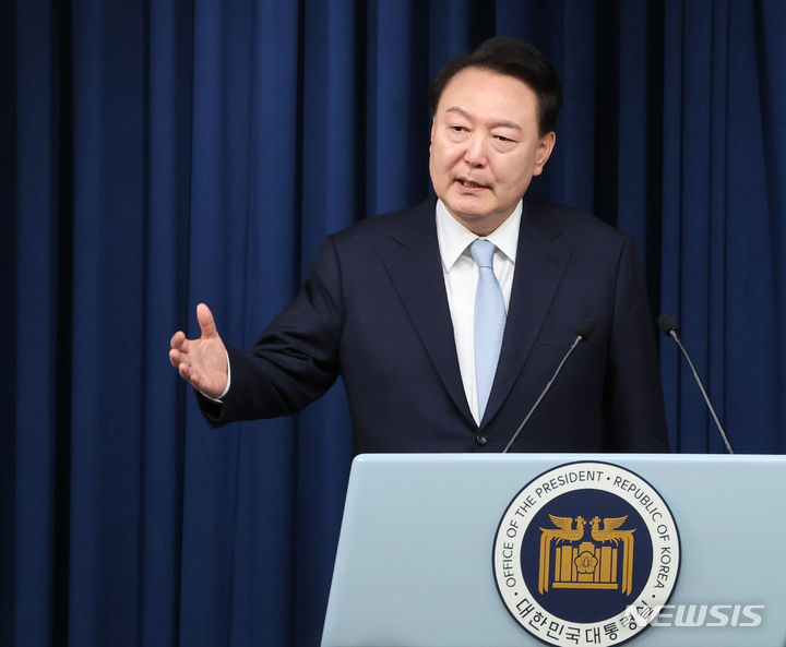 [서울=뉴시스] 조수정 기자 = 윤석열 대통령이 22일 오전 서울 용산 대통령실 청사에서 정진석 국민의힘 의원의 신임 비서실장 임명 발표를 마친 뒤 취재진의 영수회담 관련 질문에 답하고 있다. 2024.04.22. chocrystal@newsis.com