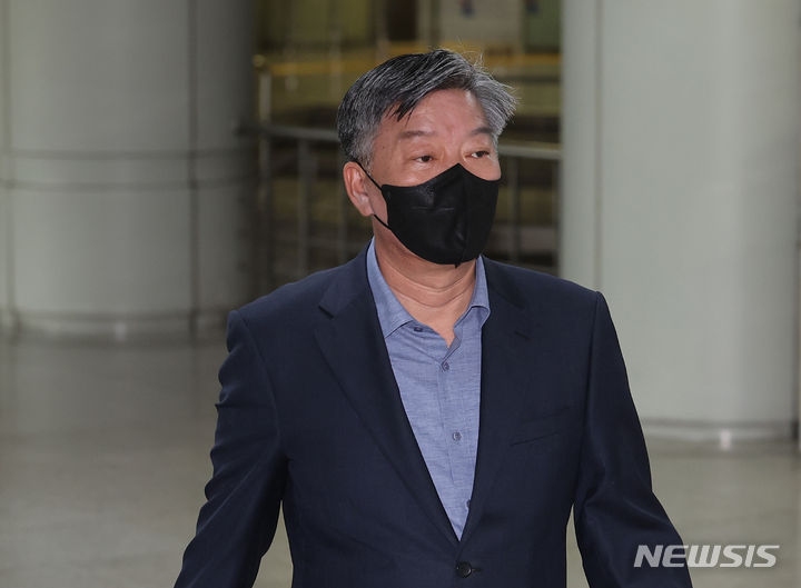 [서울=뉴시스] 최진석 기자 = 김홍희 전 해양경찰청장이 22일 서울 서초구 서울중앙지법에서 열린 해양경찰청 경비함정 도입사업 특혜 사건 직권남용권리행사방해 혐의 관련 구속 전 피의자 심문(영장실질심사)에 출석하고 있다. (공동취재) 2024.04.22. photo@newsis.com