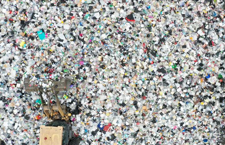 [수원=뉴시스] 김종택기자 = 지난 22일 경기도 수원시 영통구 수원시자원순환센터에 각 가정에서 쏟아져 나온 플라스틱 폐기물이 가득 쌓여 있는 모습. 2024.04.22. jtk@newsis.com