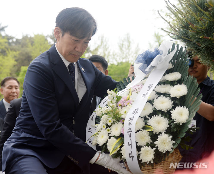 [익산=뉴시스] 김얼 기자 = 조국 조국혁신당 대표가 22일 전북 익산시 원광대학교를 방문, 채수근 상병 추모비에 헌화하고 있다. 조국 대표는 호남 첫 일정으로 경북 예천 수해 실종자 수색작전중 사망한 채 상병의 모교를 방문했다. 2024.04.22. pmkeul@newsis.com