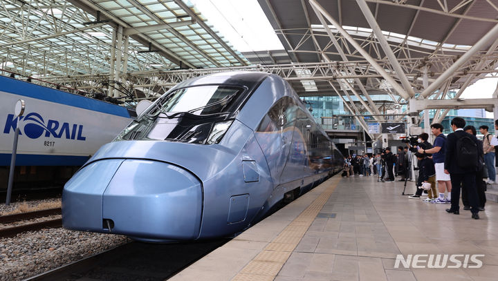 [서울=뉴시스] 권창회 기자 = 지난 4월22일 오후 서울 용산구 서울역에서 열린 KTX-청룡 시승행사에 앞서 KTX-청룡 열차가 대합실로 들어오고 있다. 2024.04.22. kch0523@newsis.com