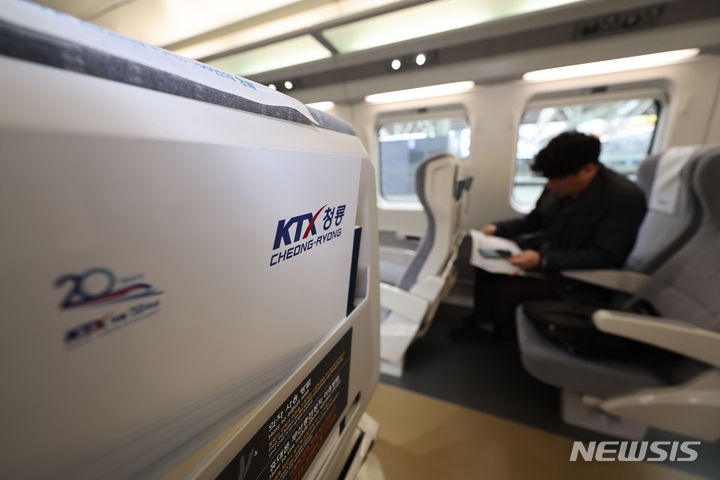 [서울=뉴시스] 권창회 기자 = KTX-청룡 열차 내부 모습. 2024.04.22. kch0523@newsis.com