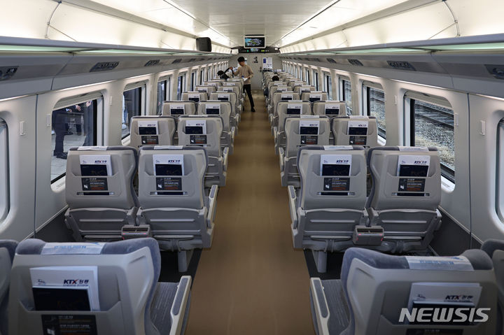 [서울=뉴시스] 권창회 기자 = 22일 오후 서울 용산구 서울역에서 열린 KTX-청룡 시승행사에서 KTX-청룡 열차 내부 모습. KTX-청룡은 100% 국내기술로 설계·제작된 차세대 동력분산식 고속열차로, 최고운행속도는 320km/h에 달한다. 열차 1대당 총 8칸, 515석의 좌석을 제공해 수송력을 높였다. 2024.04.22. kch0523@newsis.com