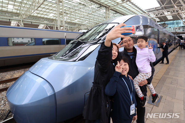 [서울=뉴시스] 권창회 기자 = 22일 오후 서울 용산구 서울역에서 열린 KTX-청룡 시승행사에서 시승단 가족이 셀카를 찍고 있다. KTX-청룡은 100% 국내기술로 설계·제작된 차세대 동력분산식 고속열차로, 최고운행속도는 320km/h에 달한다. 열차 1대당 총 8칸, 515석의 좌석을 제공해 수송력을 높였다. 2024.04.22. kch0523@newsis.com