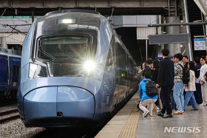[서울=뉴시스] 권창회 기자 = 지난 22일 오후 서울 용산구 서울역에서 열린 KTX-청룡 시승행사에 앞서 KTX-청룡 열차가 대합실로 들어오고 있다. KTX-청룡은 100% 국내기술로 설계·제작된 차세대 동력분산식 고속열차로, 최고운행속도는 320km/h에 달한다. 열차 1대당 총 8칸, 515석의 좌석을 제공해 수송력을 높였다. 2024.04.30. kch0523@newsis.com