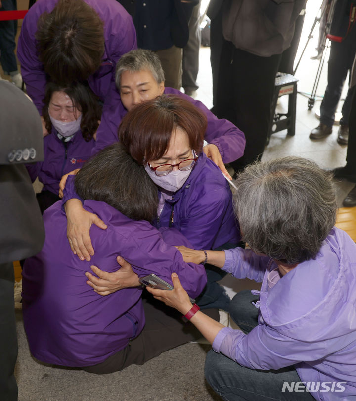 [서울=뉴시스] 김선웅 기자 = 이태원 참사 유가족들이 지난달 22일 서울 마포구 서울서부지방법원에서 열린 이태원 참사 재판 1심 1차 공판기일 시작 전 재판 에 출석하는 김광호 전 서울경찰청장에게 항의하며 오열하고 있다. 2024.04.22. mangusta@newsis.com