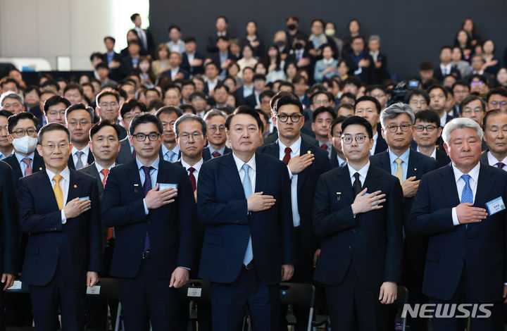 [서울=뉴시스] 조수정 기자 = 윤석열 대통령이 22일 경기도 과천시 국립과천과학관에서 열린 2024 과학기술·정보통신의 날 기념식에서 국기에 경례하고 있다. (대통령실통신사진기자단) 2024.04.22. chocrystal@newsis.com